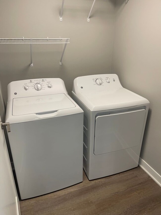 Building Photo - Beautiful Newer Home in West Des Moines