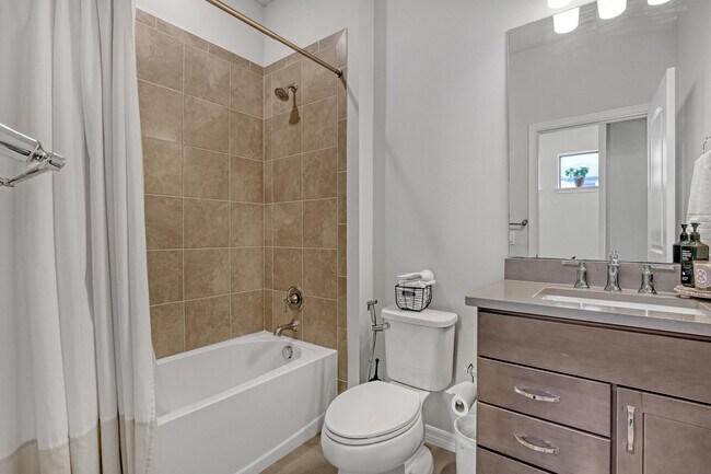 Building Photo - 4740 Chantilly Rd