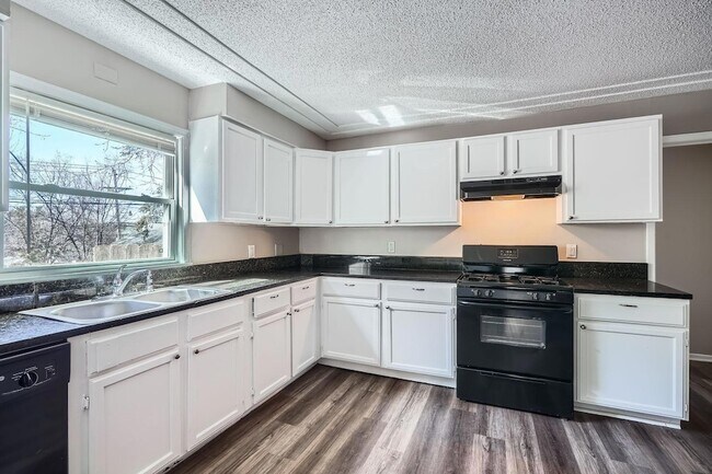 Building Photo - 707 Jenks Ave E