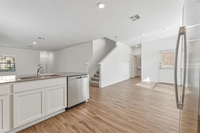 Building Photo - 913 Legends Ln