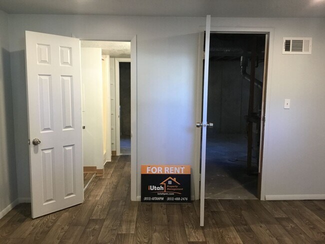 Building Photo - 4 Bedroom 2 Bath Duplex- Dog Friendly