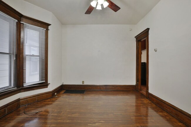 Building Photo - Large 4 Bedroom North Campus Townhouse - 1...