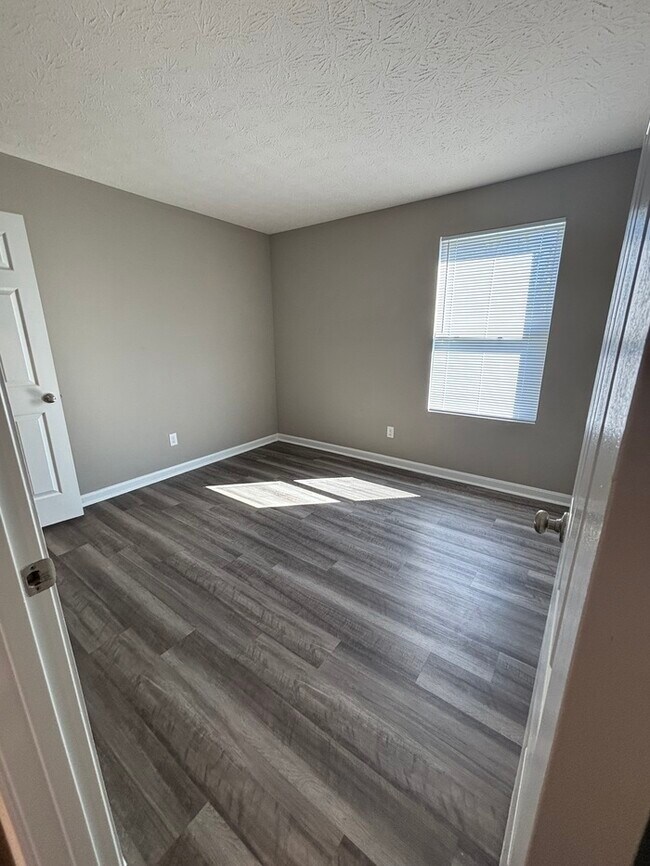 Building Photo - 2202 Pine Valley Dr