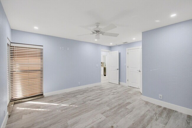 Building Photo - 3939 NE 5th Ave