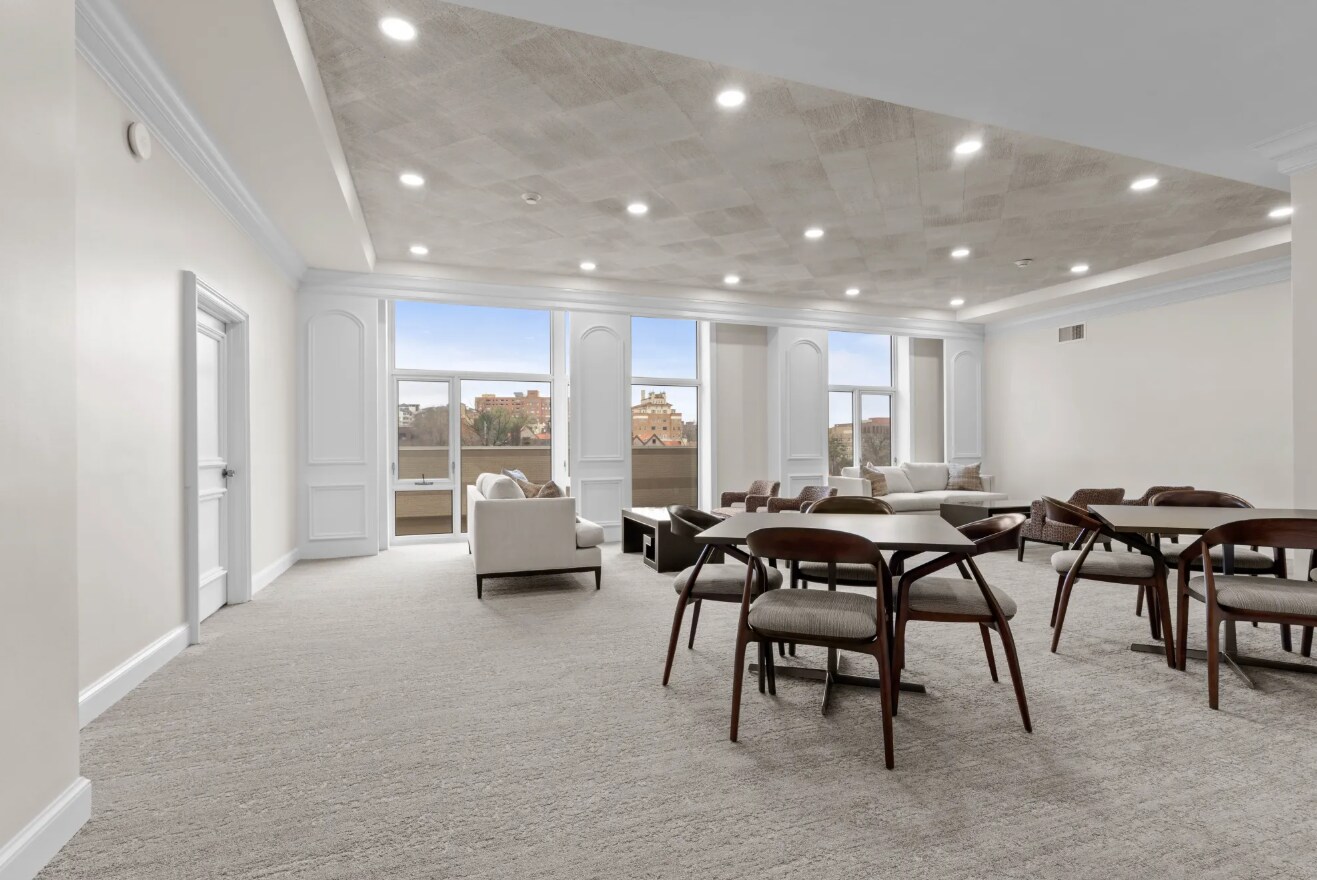 Building Photo - 4545 Wornall Rd