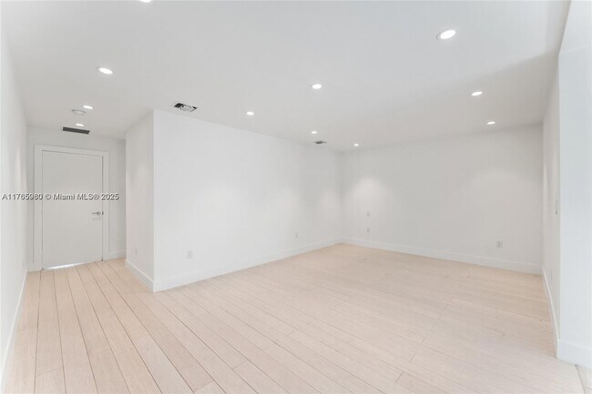 Building Photo - 1352 SW 22nd St