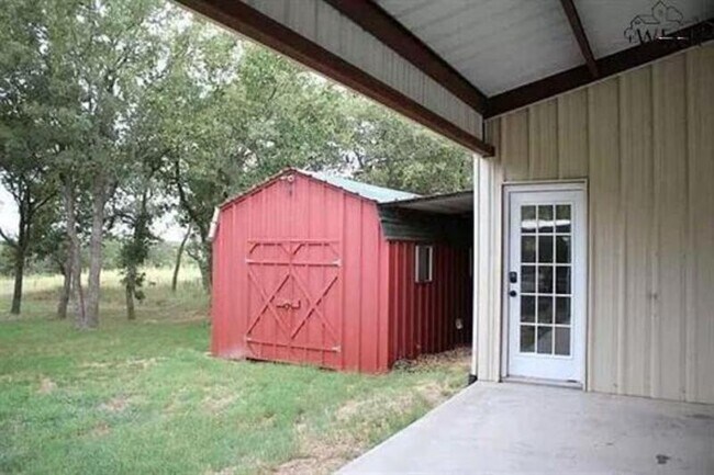 Building Photo - 126 Country Club Dr