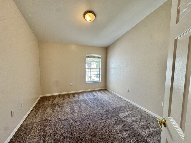 Building Photo - 912 Hampton Cir