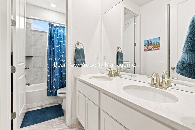 Building Photo - "Discover Spacious Elegant House in Morrison!
