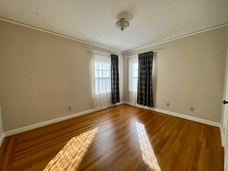 Building Photo - 127 22nd Ave