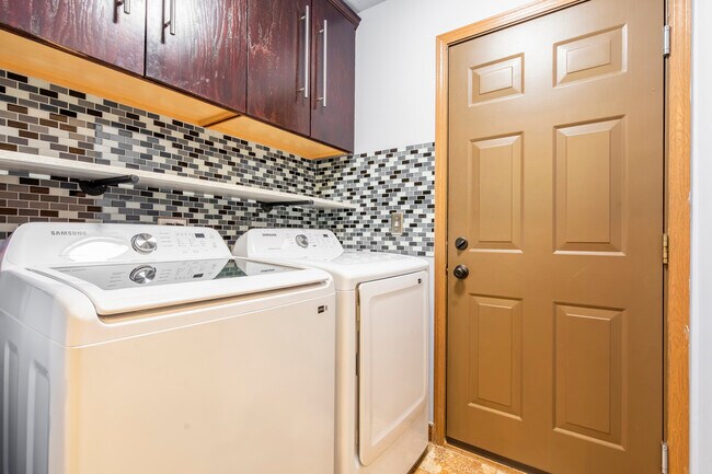 Building Photo - 2284 Woodside Dr