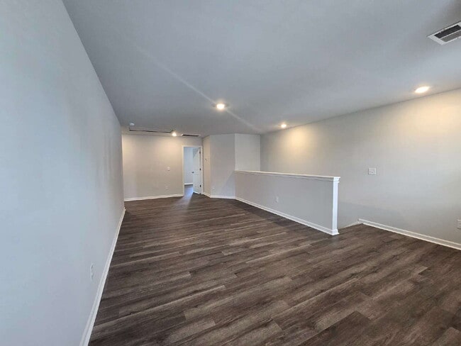 Building Photo - 517 Sandy Holw Dr