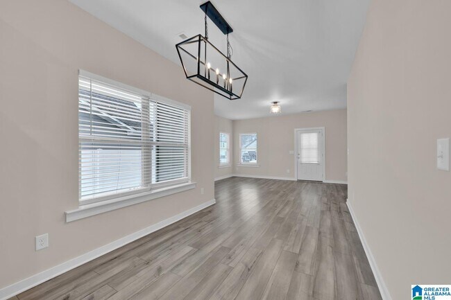 Building Photo - 170 Kings Wy