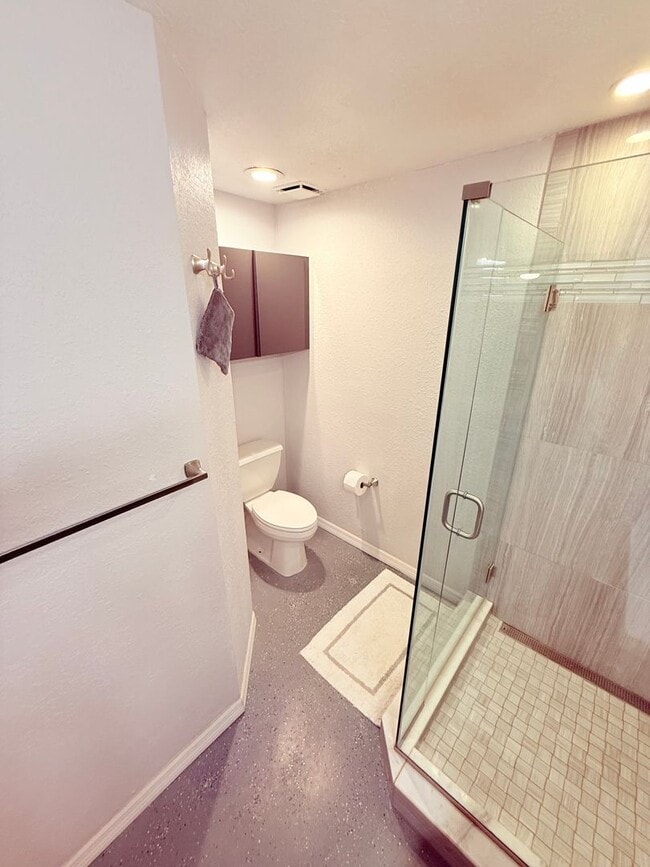 Building Photo - Huge Loft-Style 1 bed 1.5 Bath for Rent in...