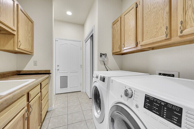 Building Photo - $3,650 - 4 Bed, 4 Bath Home with 4 Car Gar...