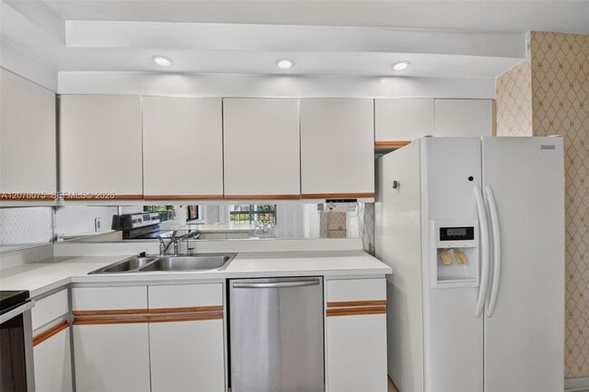 Building Photo - 5310 Fountains Dr S