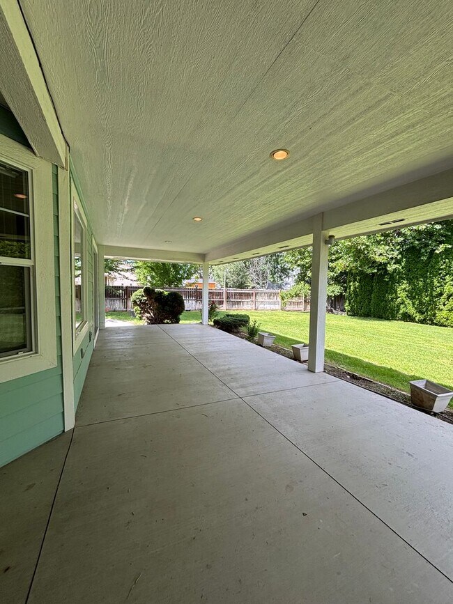 Building Photo - Super Attractive Home in Pelican Point!!