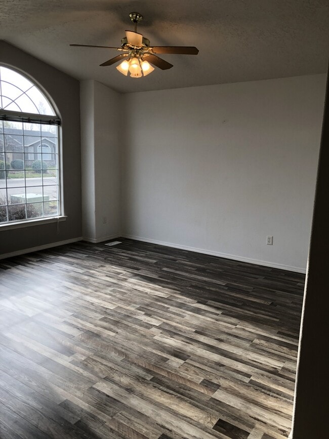 Building Photo - 3 Bed/2 bath...Newer Carpet and Flooring.....