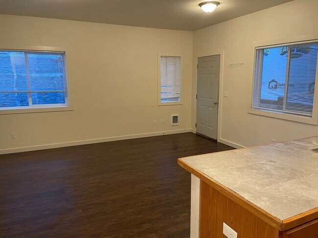 Building Photo - 320 S Asbury St