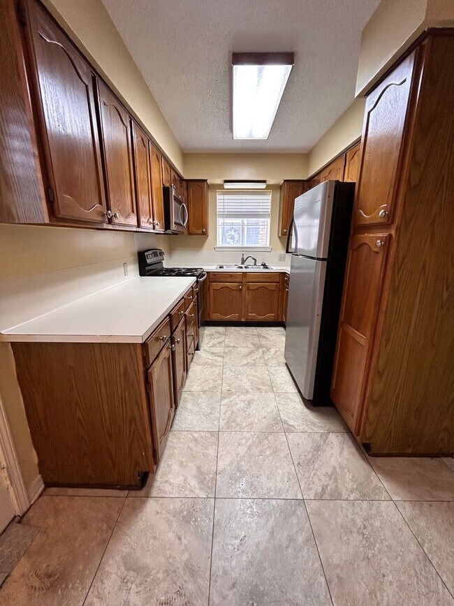 Building Photo - W/S/T included! Dbl garage! 2BR/2.5BA with...