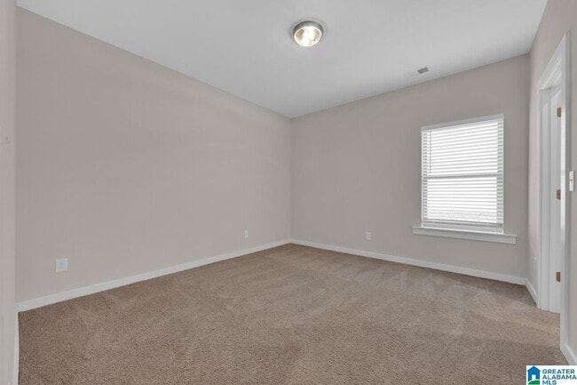 Building Photo - 170 Kings Wy