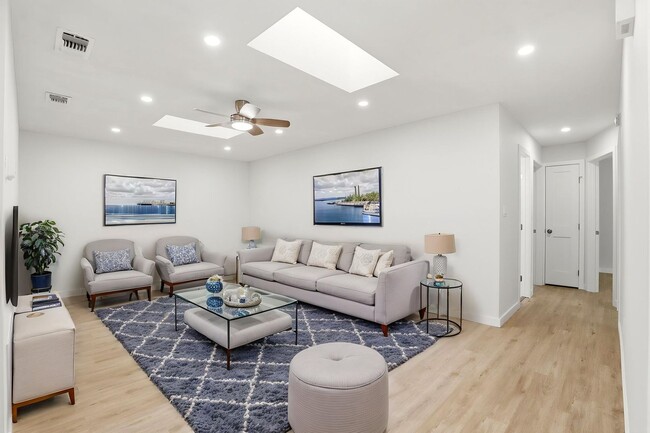 Building Photo - Updated 3-Bedroom Duplex with Modern Finishes in Oviedo