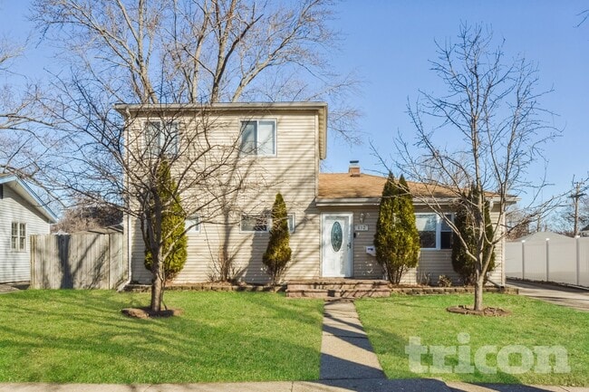 Building Photo - 612 W James St