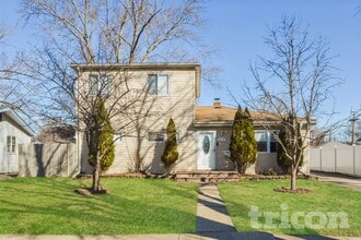 Building Photo - 612 W James St