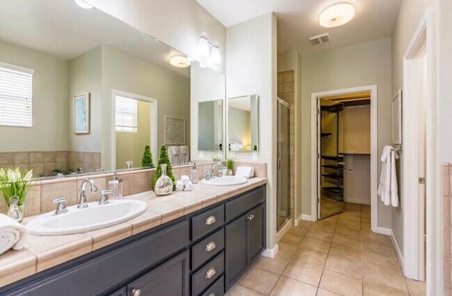Building Photo - 2258 Golden Crest Common