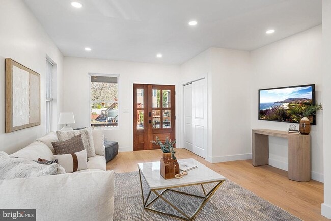 Building Photo - 703 Preston Ave