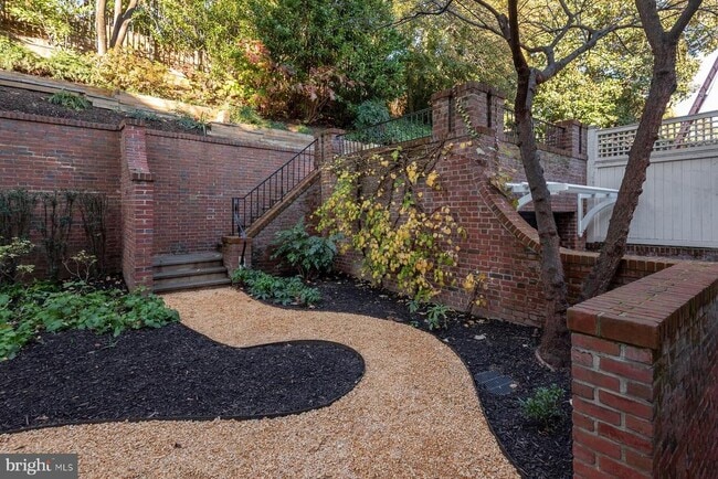 Building Photo - 2425 California St NW