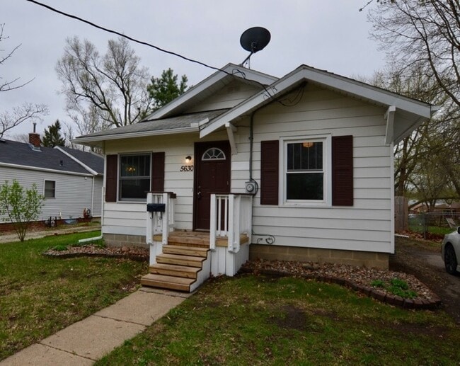 Primary Photo - Cozy Home near Merle Hay!