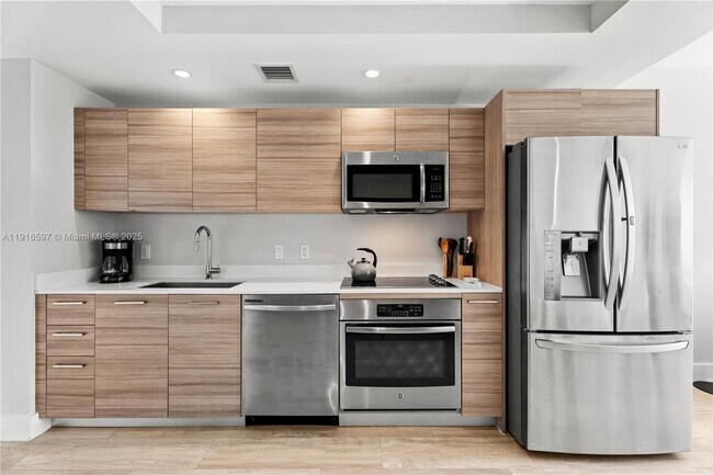 Building Photo - 121 NE 34th St