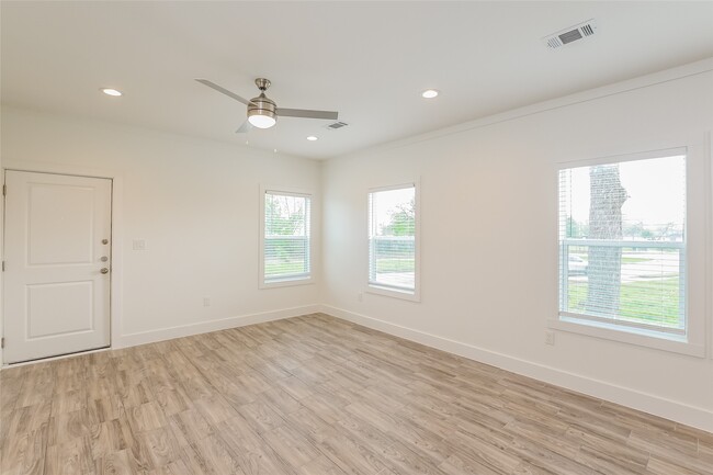 Building Photo - 3127 Bay St