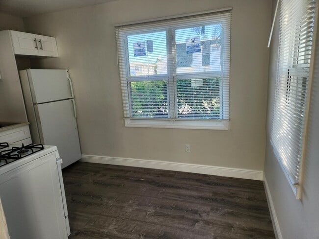 Building Photo - 403 2nd St