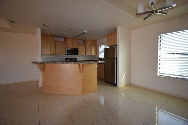 Building Photo - 1402 W Carmen Ave