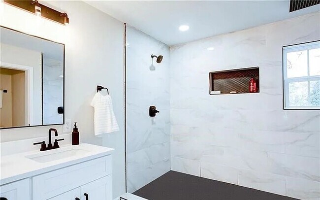 Building Photo - Elegant 3 BD 2.5 BA Home Offering Luxury Living in the Heart of Atlanta