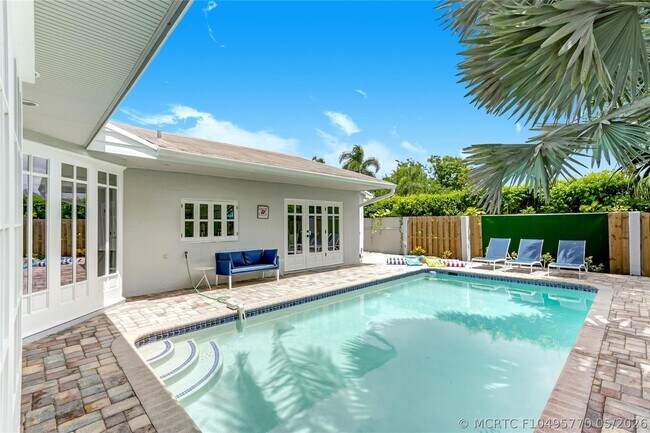 Building Photo - 16643 Redwood Way