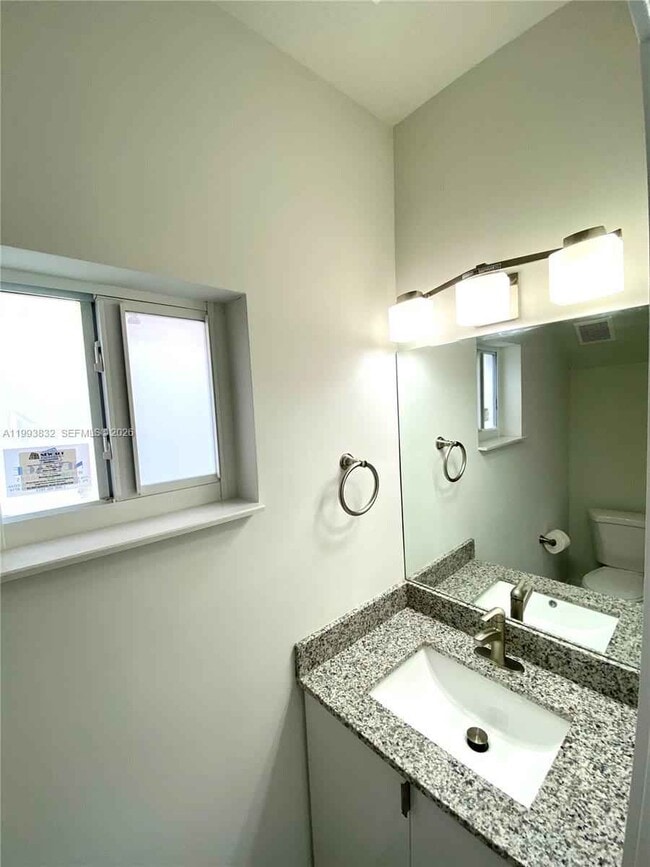 Building Photo - 5860 Hollywood Way