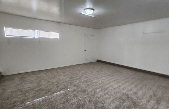 Building Photo - 5 bedroom 2.5 bath - Accepting Housing Vouchers