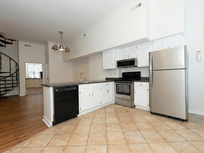 Building Photo - 235 King St