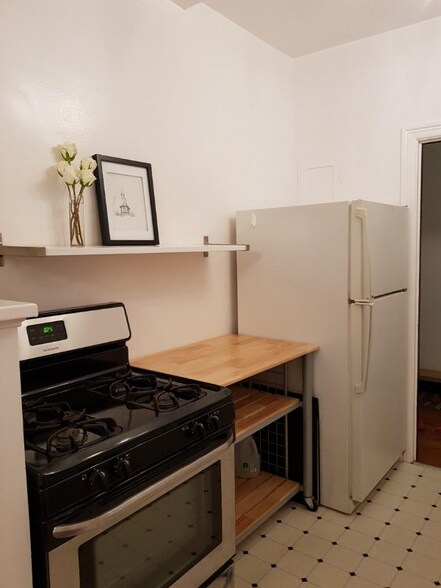 Building Photo - 333 N Sycamore Ave