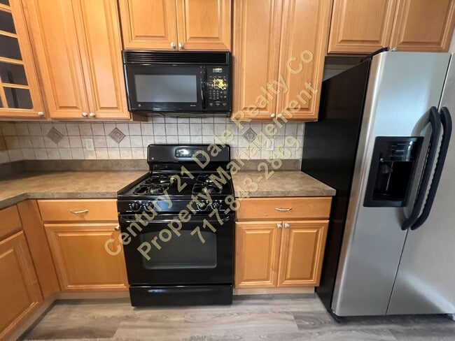 Building Photo - Beautiful 3 BR, 2.5 Bath home in Woodcrest Hills Condo located in Central York School District