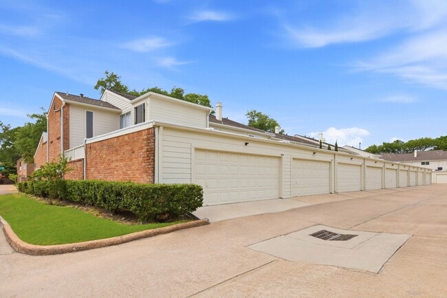 Building Photo - 1011 Fountain View Dr