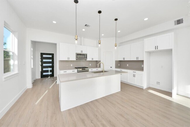 Building Photo - 9023 Spaulding St