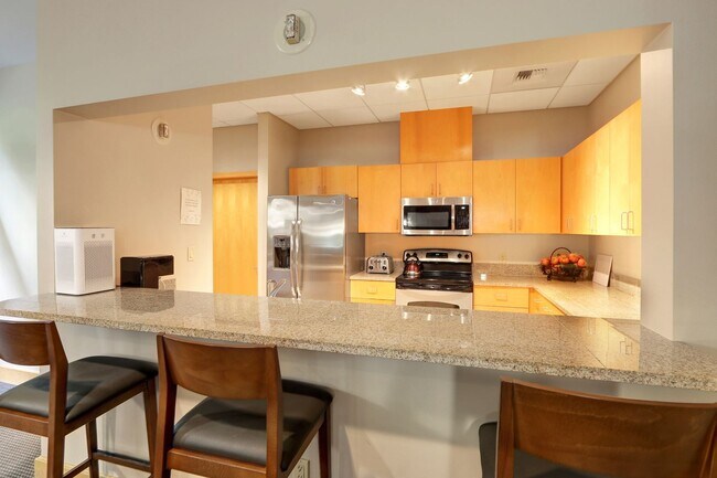 Building Photo - 0bd/1ba Bellevue Condo