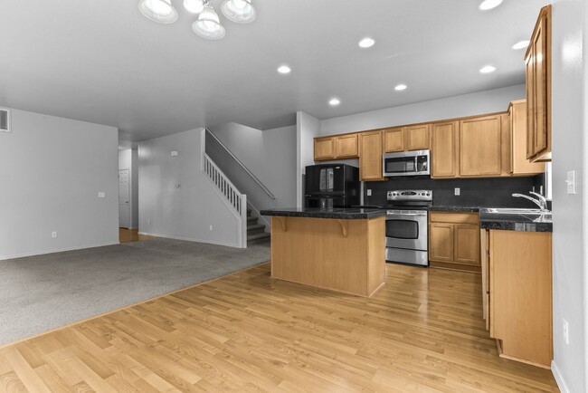 Building Photo - Available NOW Hillsboro End Unit Townhome Minutes to Intel Jones Farm, Costco, Parks 1 Small Pet OK