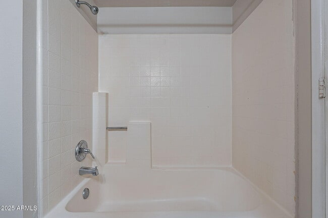 Building Photo - 1319 S Hardy Dr