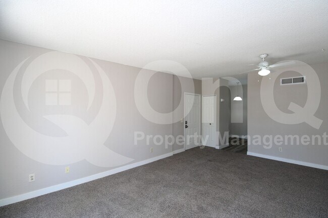 Building Photo - 2807 E Paradise Ln
