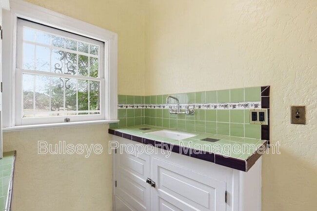 Building Photo - 718 W Roosevelt St